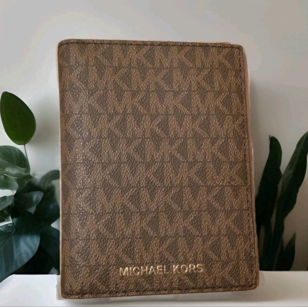 🔥Michael Kors Wallet with Passport  Holder (Brown)🔥
